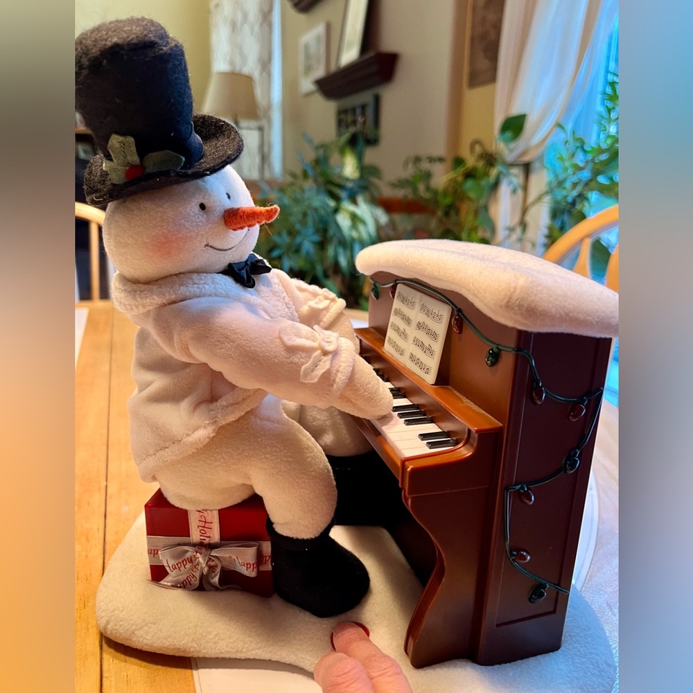 2005 Hallmark Jingle Pals Snowman playing piano